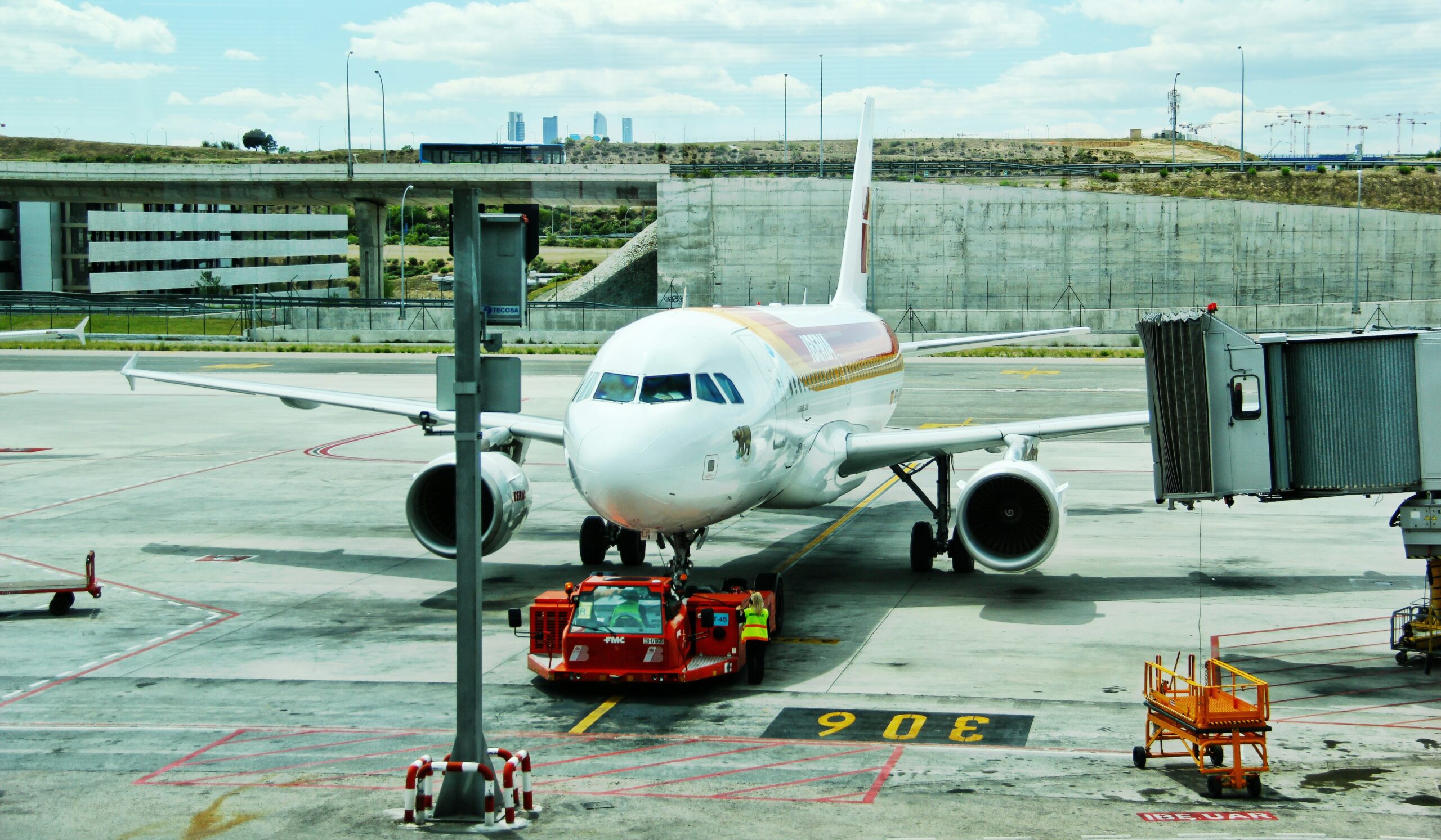 Infographic showing statistics about baggage mishandling rates globally.
