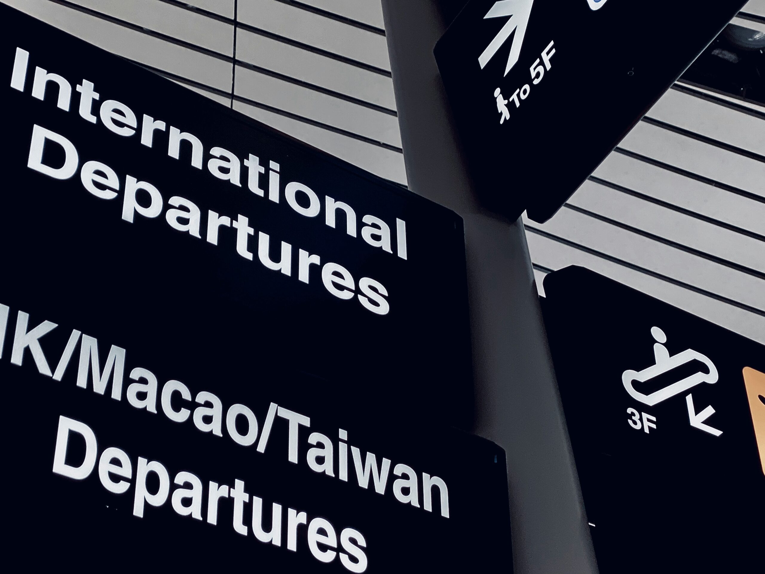 Infographic showing statistics of baggage delays worldwide