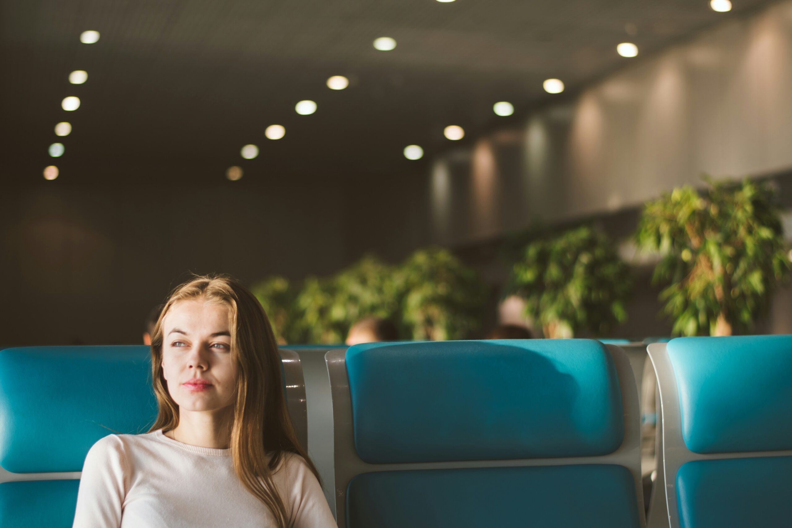 A traveler happily receiving reimbursement check after successfully filing a baggage loss claim.