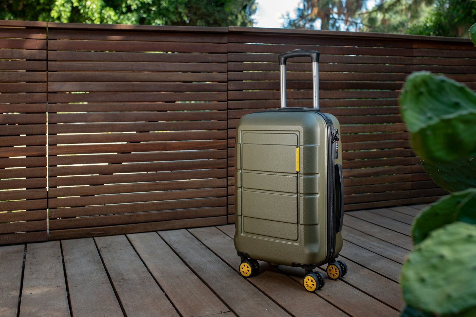 Infographic showing global baggage mishandling rates by region and causes