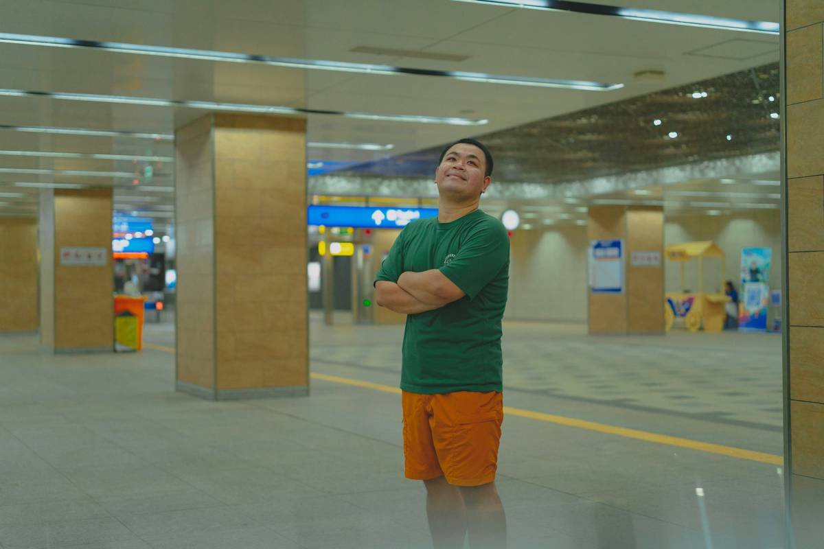 Infographic showing statistics about lost luggage rates worldwide.