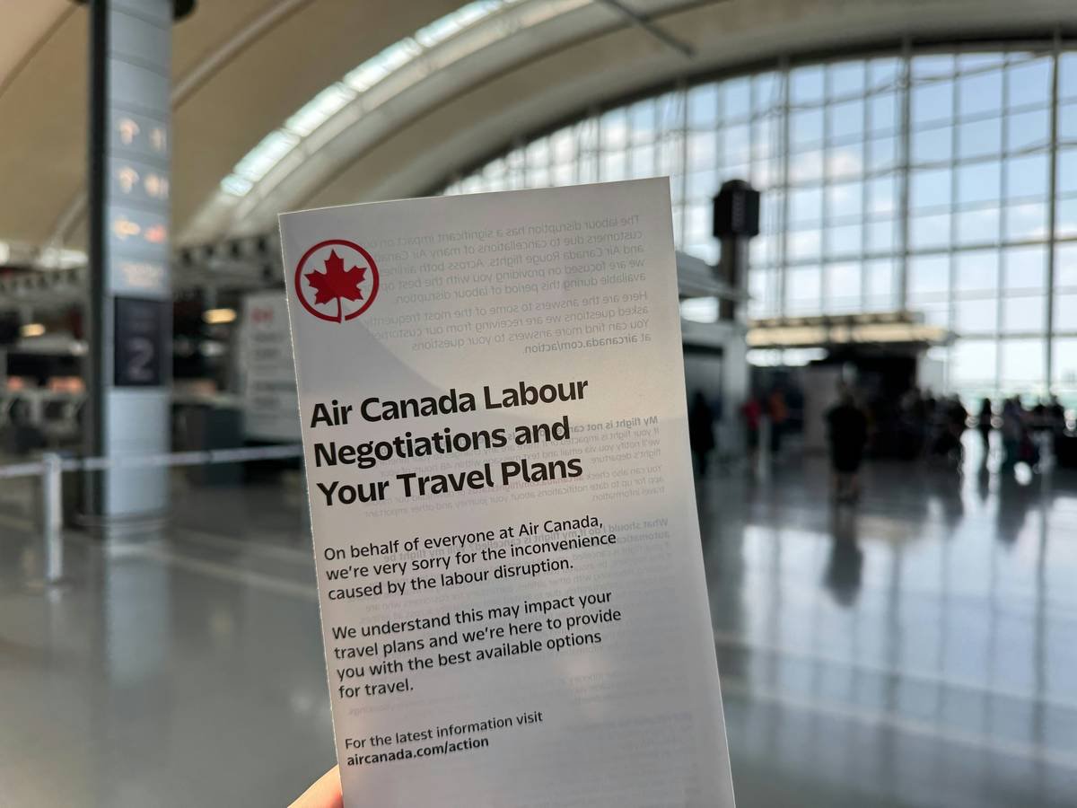 Infographic showing the impact of lost luggage on a volunteer trip, including stress, delays, and financial losses.