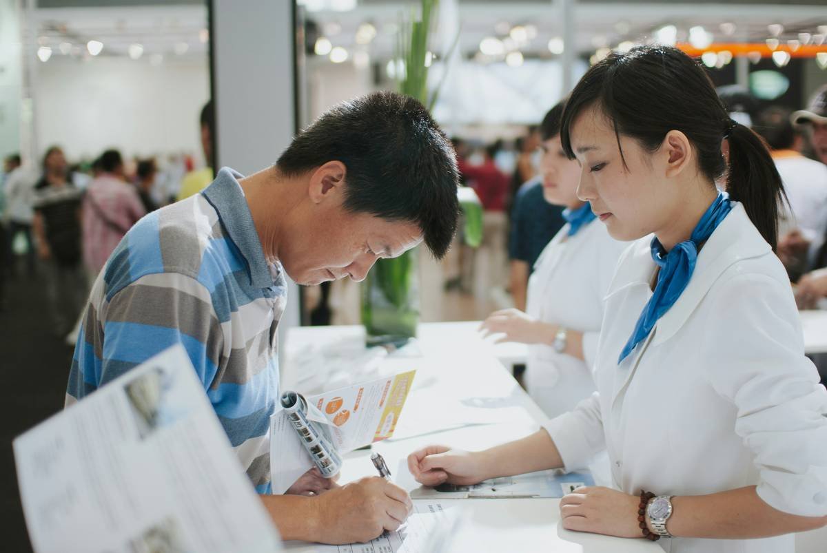 Chart comparing Amex card baggage loss limits: Platinum $1,250, Gold $1,000, Green $500