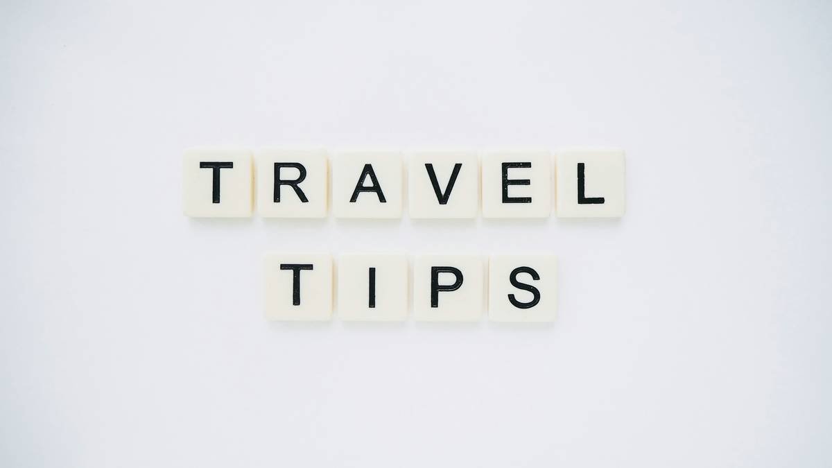 Infographic comparing airline liability limits vs. travel insurance baggage coverage, showing insurance fills the gap