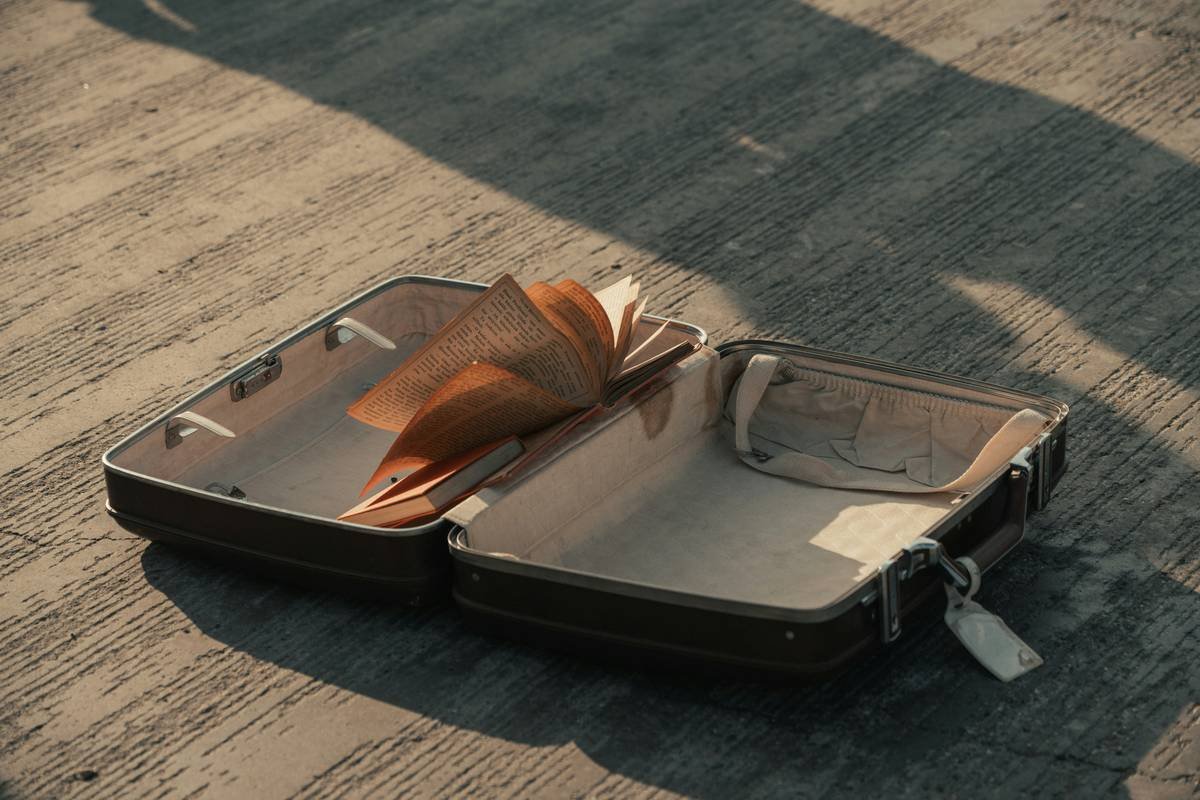 Bar chart showing annual damaged baggage reports by major U.S. airlines, with American Airlines at 78,000+ incidents in 2023