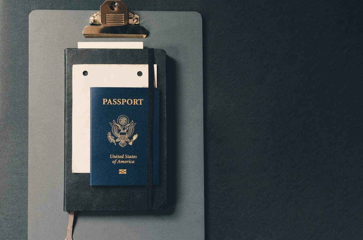 Chart comparing Amex Platinum, Gold, and Business Platinum baggage loss insurance limits and eligibility requirements