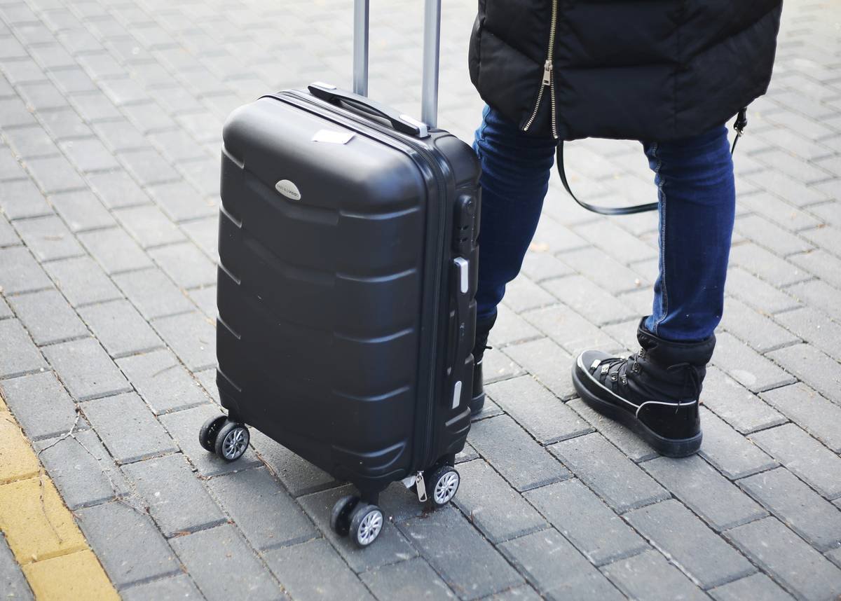 Infographic showing global baggage mishandling rates: 22.6 million bags lost in 2022, 1 in 37 passengers affected, average airline reimbursement $350 vs. average insured claim $1,200
