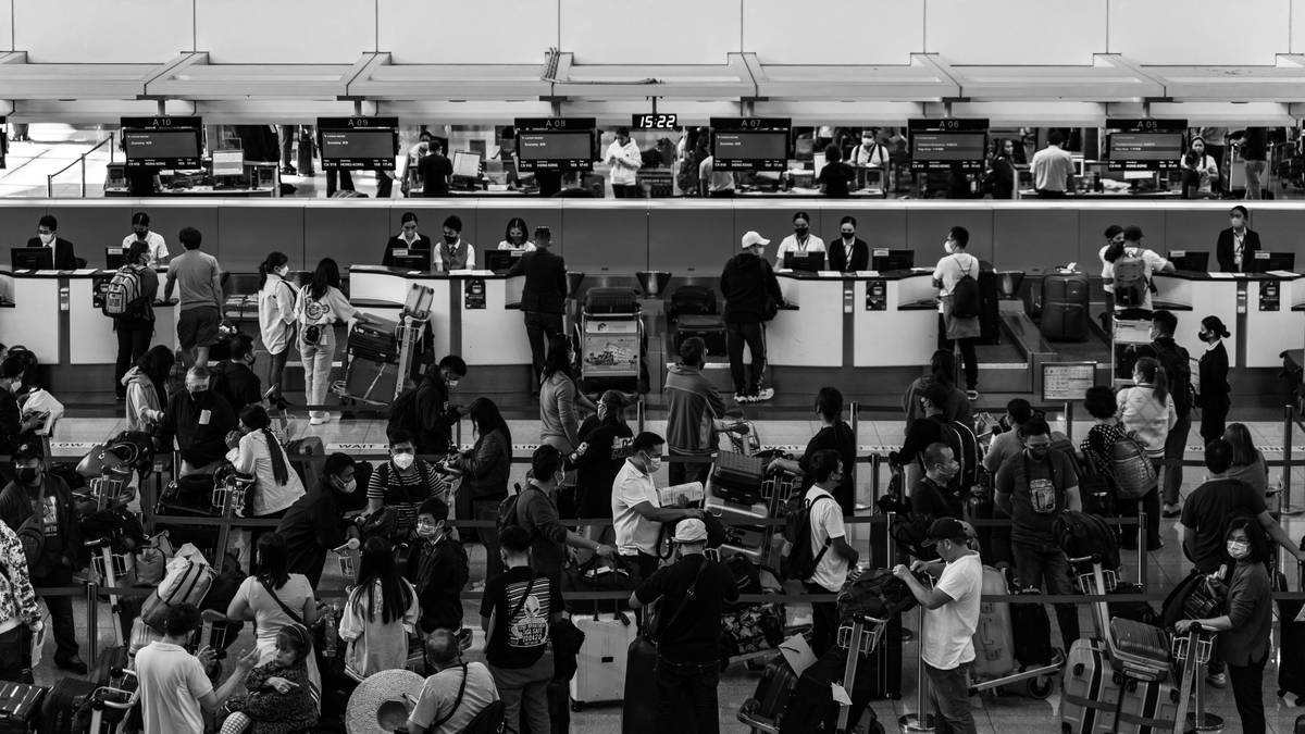 Bar chart showing 1.4 million bags mishandled by U.S. airlines in 2023, with breakdown by carrier