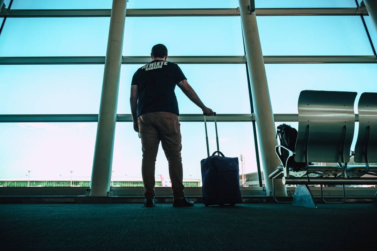 Bar chart showing Delta's baggage mishandling rate vs. industry average in 2024, sourced from USDOT Air Travel Consumer Report
