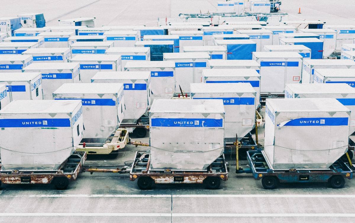 Bar chart showing global airline baggage mishandling rates from 2019-2023, highlighting 1.8M+ bags mishandled in U.S. in 2023