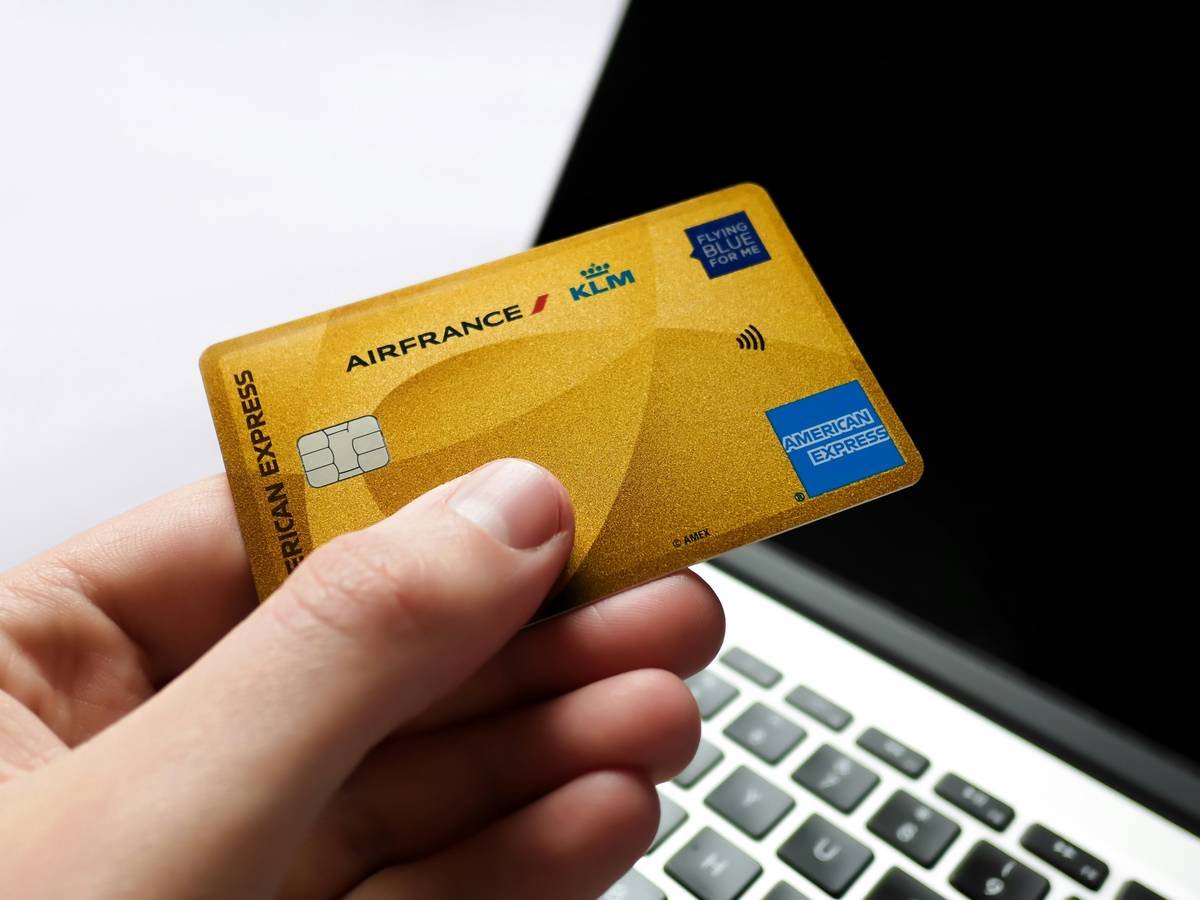 Comparison chart of Amex card baggage insurance limits: Platinum ($3,000), Gold ($1,000), Green ($1,000), with coverage triggers and required documentation