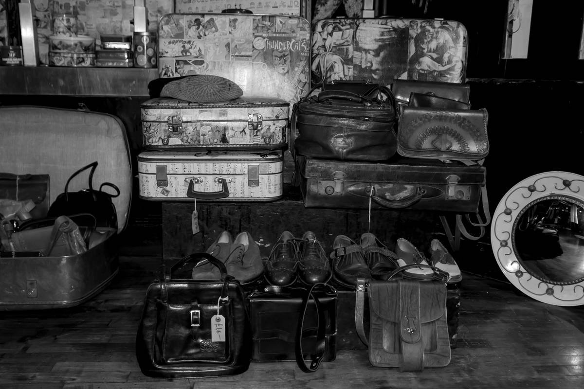 Flowchart showing how lost airline luggage becomes unclaimed packages for sale: Passenger reports lost bag → Airline stores for 90 days → Auctioned via liquidation sites