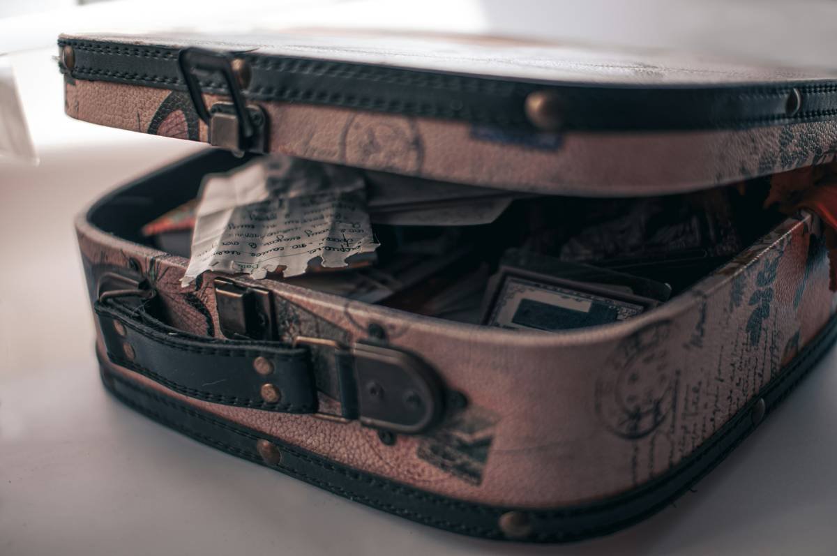 Infographic showing Amex Platinum baggage insurance limits: $1,000 for loss/damage, $500 max for delays ($100/day), with exclusions like cash and electronics over $500.