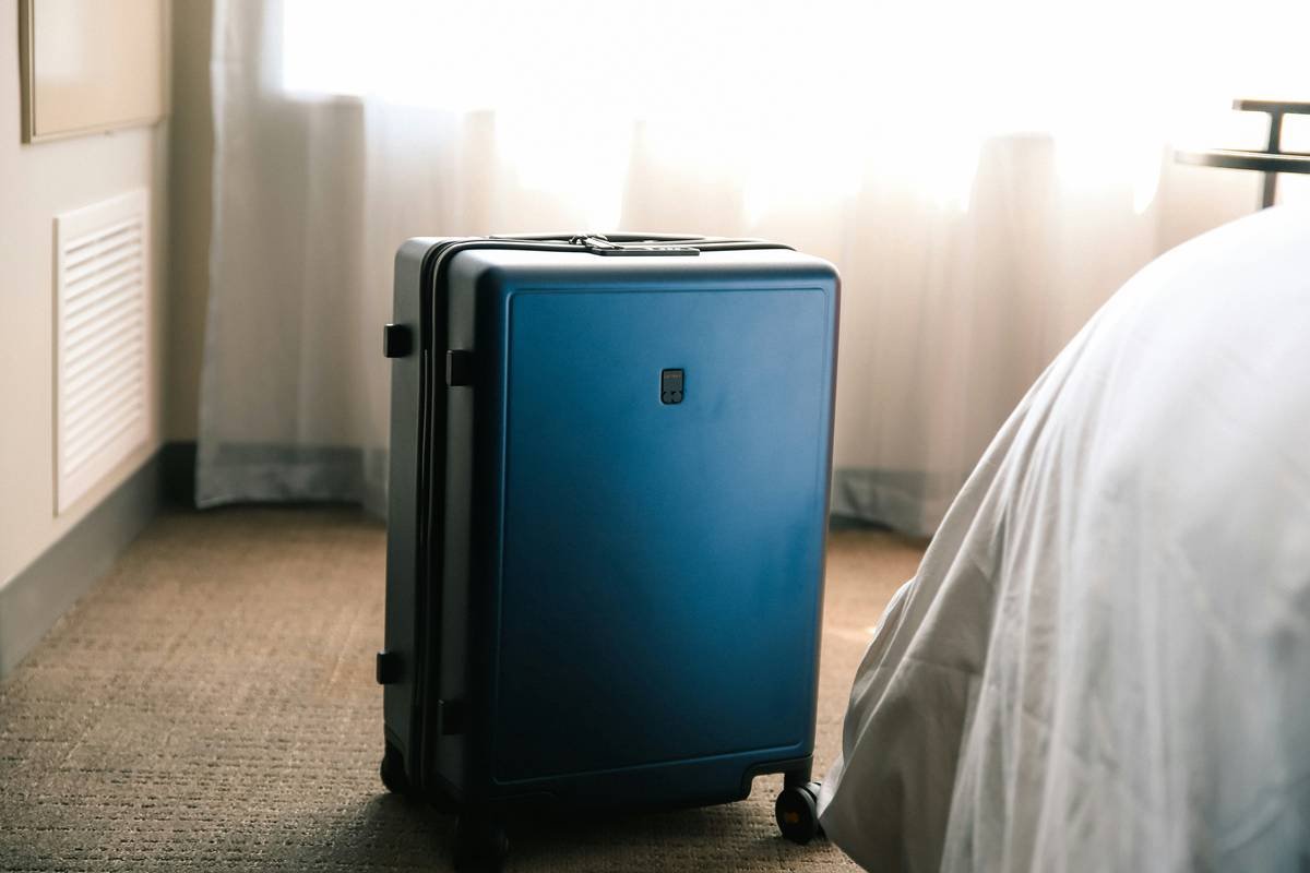 Bar chart showing average United lost baggage reimbursement amounts: $300 for minimal claims vs. $1,800 for fully documented claims