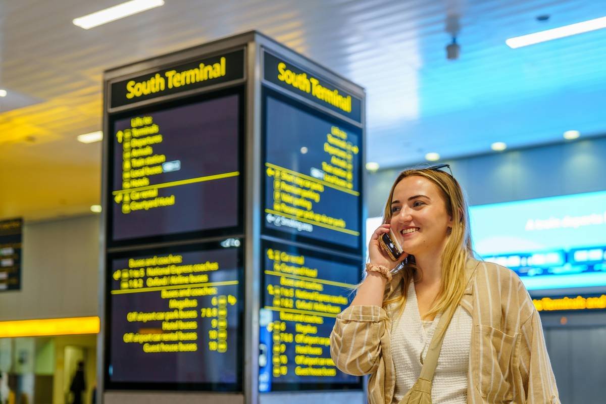 Infographic showing global baggage loss stats: 25M bags lost yearly, Spirit's claim process timeline, and average reimbursement delays