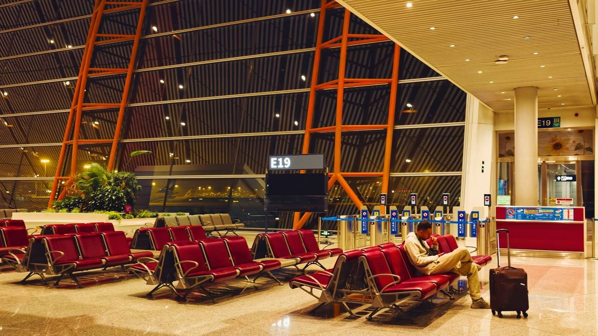 Traveler filing PIR form to report lost luggage after failing to find how to find baggage claim for flight